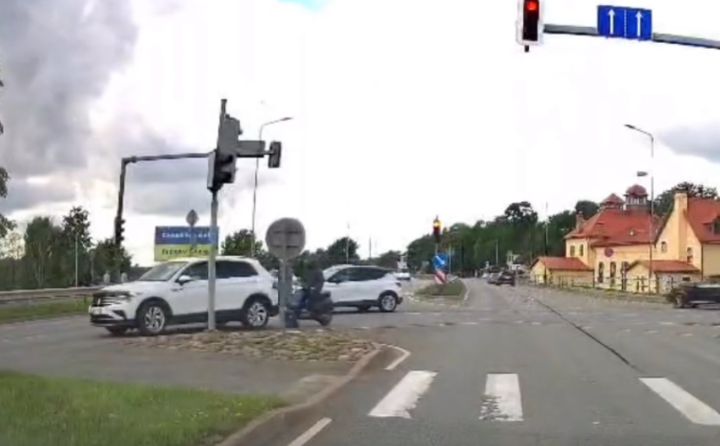 VIDEO: Ogrē motorollera vadītājs ietriecas automašīnā un metas bēgt