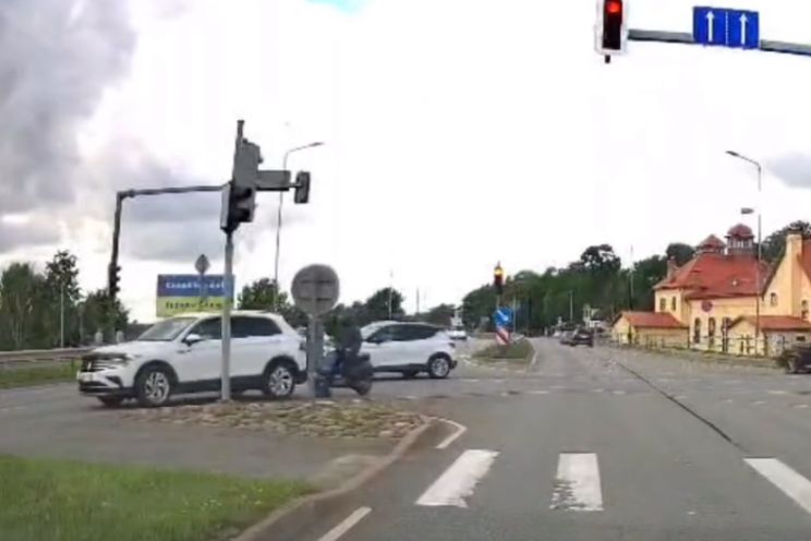 Attēls rakstam: VIDEO: Ogrē motorollera vadītājs ietriecas automašīnā un metas bēgt