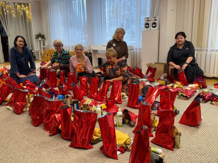 FOTO. Patiess prieks dalīties priekā! Ogres PII “Dzīpariņš” dāvājusi svētku prieku Ogres pansionāta senioriem