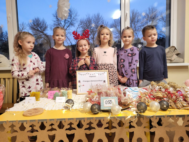FOTO. Patiess prieks dalīties priekā! Ogres PII “Dzīpariņš” dāvājusi svētku prieku Ogres pansionāta senioriem