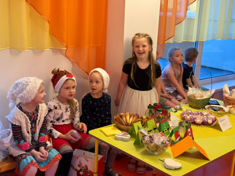 FOTO. Patiess prieks dalīties priekā! Ogres PII “Dzīpariņš” dāvājusi svētku prieku Ogres pansionāta senioriem