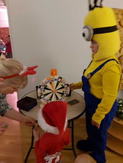 FOTO. Patiess prieks dalīties priekā! Ogres PII “Dzīpariņš” dāvājusi svētku prieku Ogres pansionāta senioriem