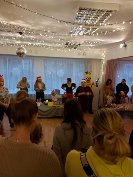 FOTO. Patiess prieks dalīties priekā! Ogres PII “Dzīpariņš” dāvājusi svētku prieku Ogres pansionāta senioriem
