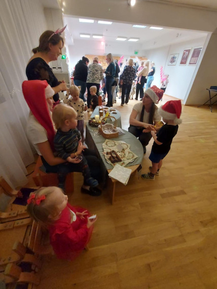 FOTO. Patiess prieks dalīties priekā! Ogres PII “Dzīpariņš” dāvājusi svētku prieku Ogres pansionāta senioriem