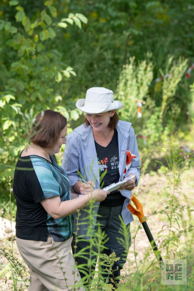 FOTO: J. Čakstes prospektā notikusi talka – informatīvais seminārs invazīvo sugu izplatības ierobežošanai