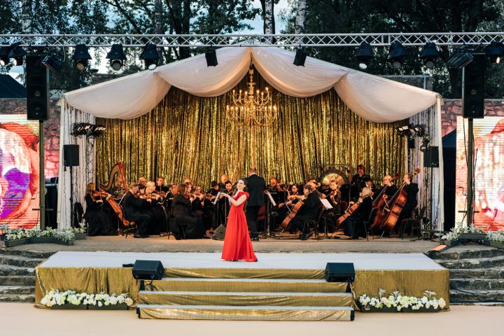 FOTO: Grezni un spoži izskanējis VII Starptautiskais Operetes festivāls Ikšķilē