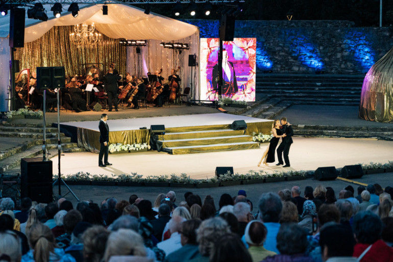 FOTO: Grezni un spoži izskanējis VII Starptautiskais Operetes festivāls Ikšķilē