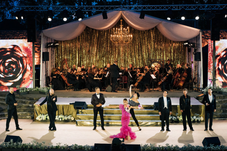FOTO: Grezni un spoži izskanējis VII Starptautiskais Operetes festivāls Ikšķilē