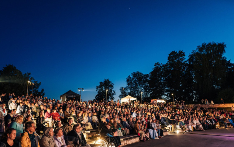 FOTO: Grezni un spoži izskanējis VII Starptautiskais Operetes festivāls Ikšķilē