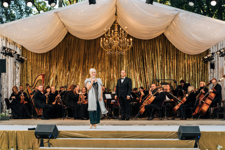 FOTO: Grezni un spoži izskanējis VII Starptautiskais Operetes festivāls Ikšķilē