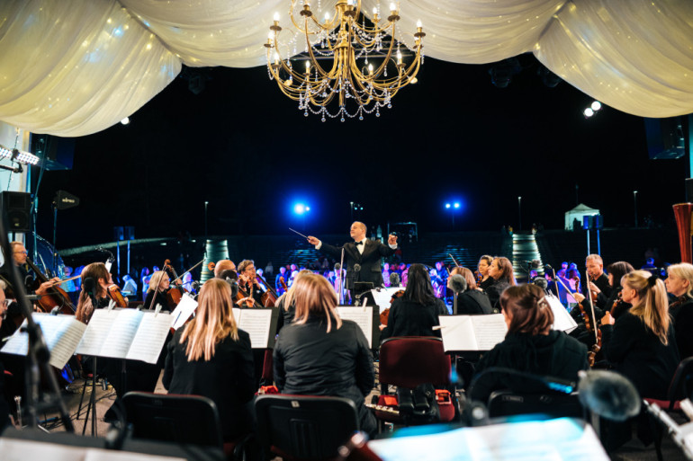 FOTO: Grezni un spoži izskanējis VII Starptautiskais Operetes festivāls Ikšķilē