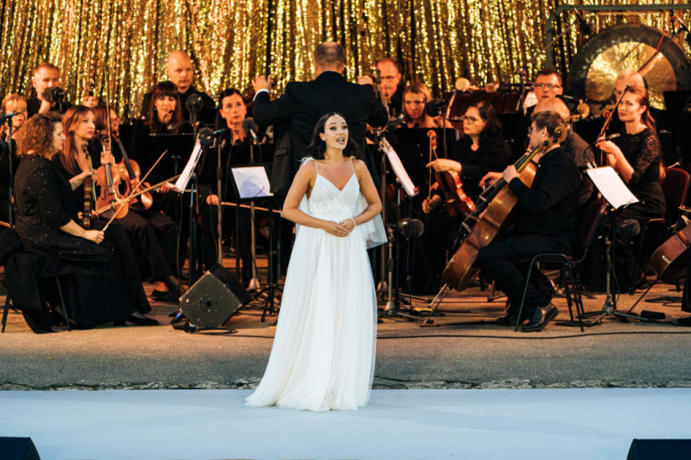 FOTO: Grezni un spoži izskanējis VII Starptautiskais Operetes festivāls Ikšķilē