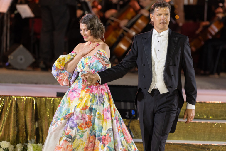 FOTO: Grezni un spoži izskanējis VII Starptautiskais Operetes festivāls Ikšķilē