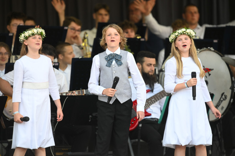 FOTO: Skolu jaunatnes dziesmu un deju svētki beidzas ar spožu koncertu Mežaparkā