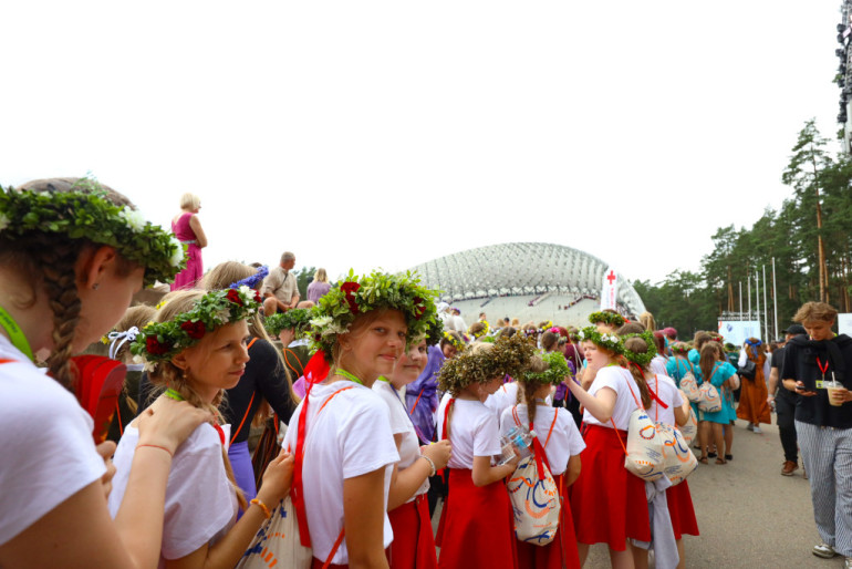 FOTO: Skolu jaunatnes dziesmu un deju svētki beidzas ar spožu koncertu Mežaparkā