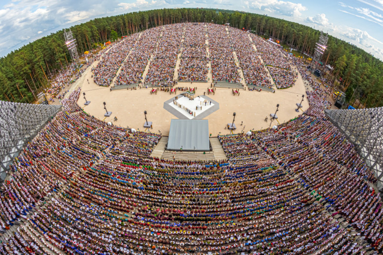 FOTO: Skolu jaunatnes dziesmu un deju svētki beidzas ar spožu koncertu Mežaparkā