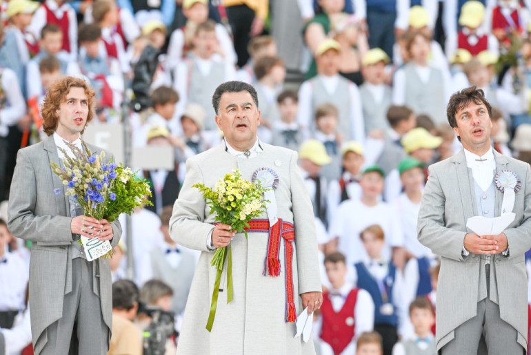 FOTO: Skolu jaunatnes dziesmu un deju svētki beidzas ar spožu koncertu Mežaparkā