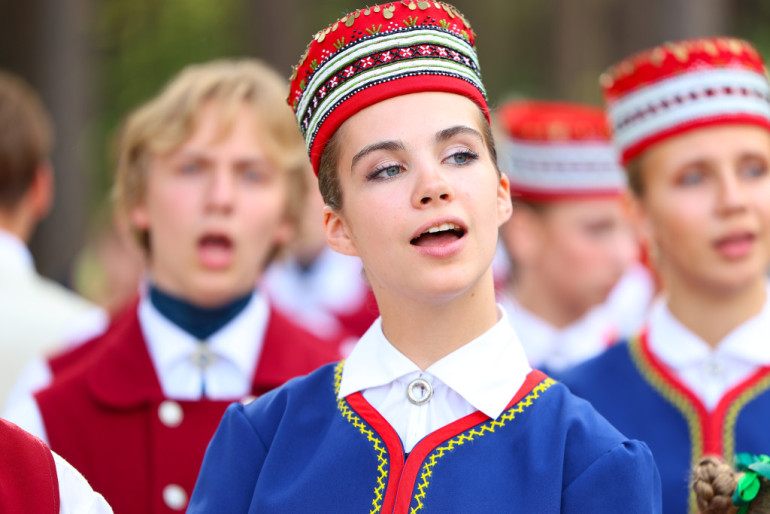 FOTO: Skolu jaunatnes dziesmu un deju svētki beidzas ar spožu koncertu Mežaparkā