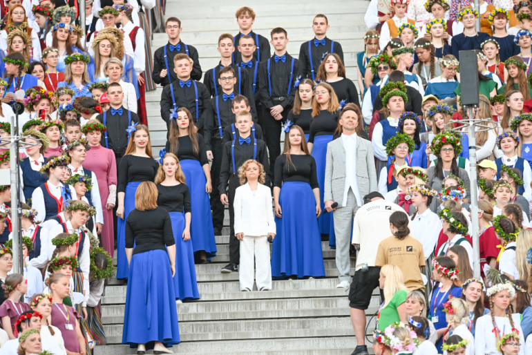FOTO: Skolu jaunatnes dziesmu un deju svētki beidzas ar spožu koncertu Mežaparkā