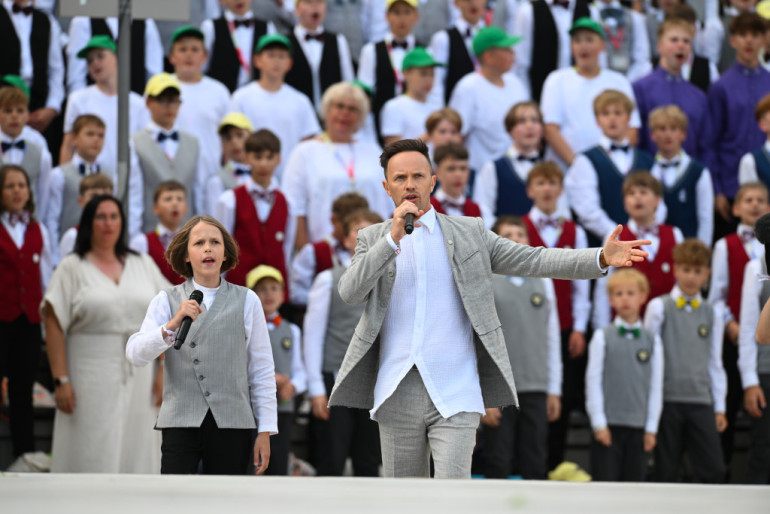 FOTO: Skolu jaunatnes dziesmu un deju svētki beidzas ar spožu koncertu Mežaparkā