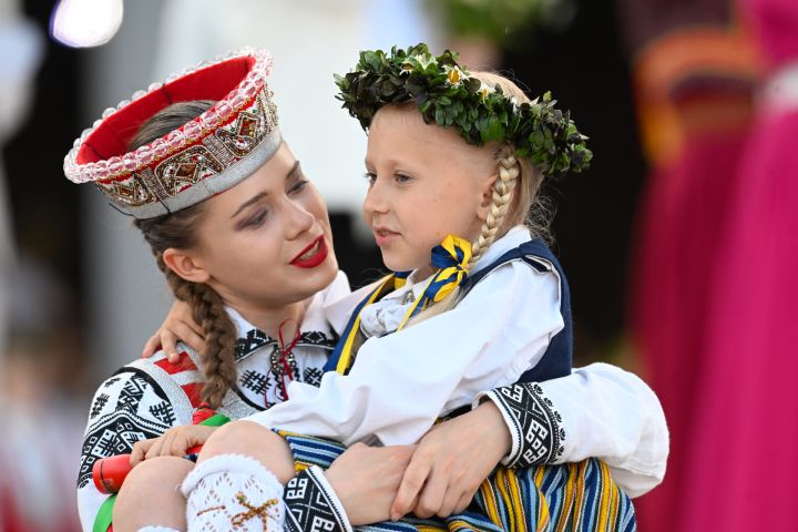 FOTO: Skolu jaunatnes dziesmu un deju svētki beidzas ar spožu koncertu Mežaparkā
