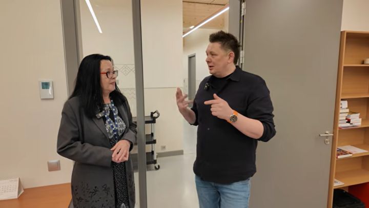 VIDEO: Te drīkst runāt skaļi. Kaimiņš ciemojas Ogres bibliotēkā