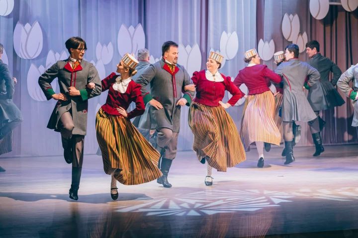 Deju kolektīva "Sunta" sadancis "Iepin laiku soļos"