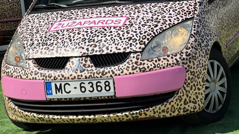 FOTO: Populārā influencere pārdod, iespējams, neparastāko auto Latvijā  – savu “Žužapardu"