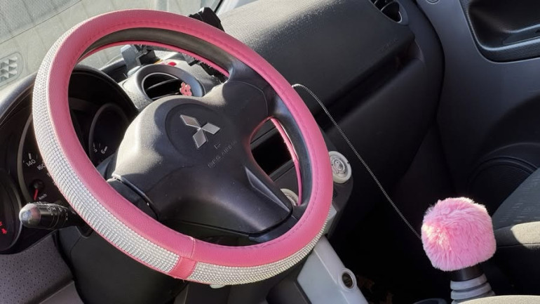 FOTO: Populārā influencere pārdod, iespējams, neparastāko auto Latvijā  – savu “Žužapardu"