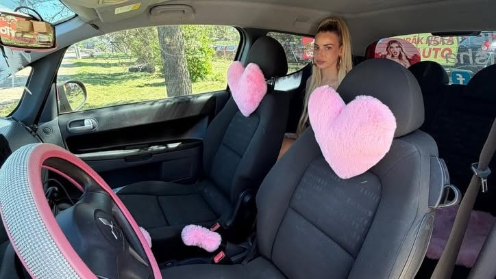 FOTO: Populārā influencere pārdod, iespējams, neparastāko auto Latvijā  – savu “Žužapardu"