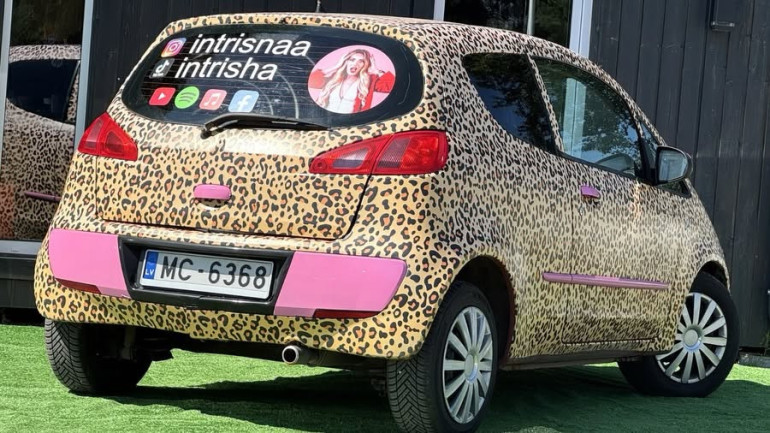FOTO: Populārā influencere pārdod, iespējams, neparastāko auto Latvijā  – savu “Žužapardu"
