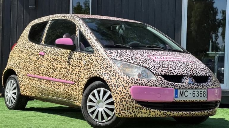 FOTO: Populārā influencere pārdod, iespējams, neparastāko auto Latvijā  – savu “Žužapardu"