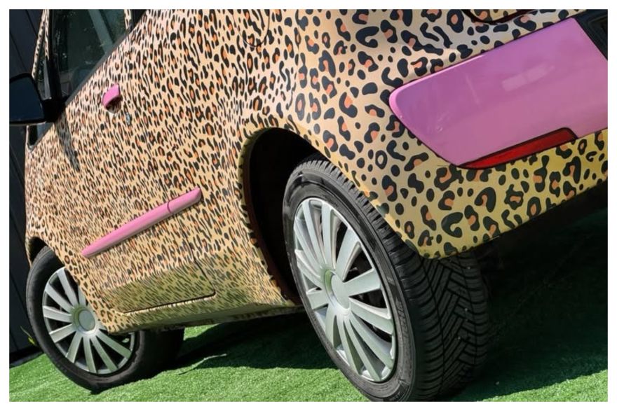 FOTO: Populārā influencere pārdod, iespējams, neparastāko auto Latvijā  – savu “Žužapardu"