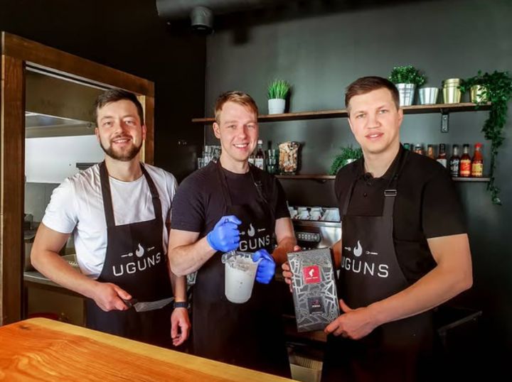 "Uguns Cafe" liesma no Ikšķiles nu sasniegusi arī Ogri: stāsts par trīs draugiem, kas nebaidījās "apdedzināties"