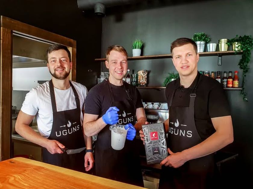 "Uguns Cafe" liesma no Ikšķiles nu sasniegusi arī Ogri: stāsts par trīs draugiem, kas nebaidījās "apdedzināties"