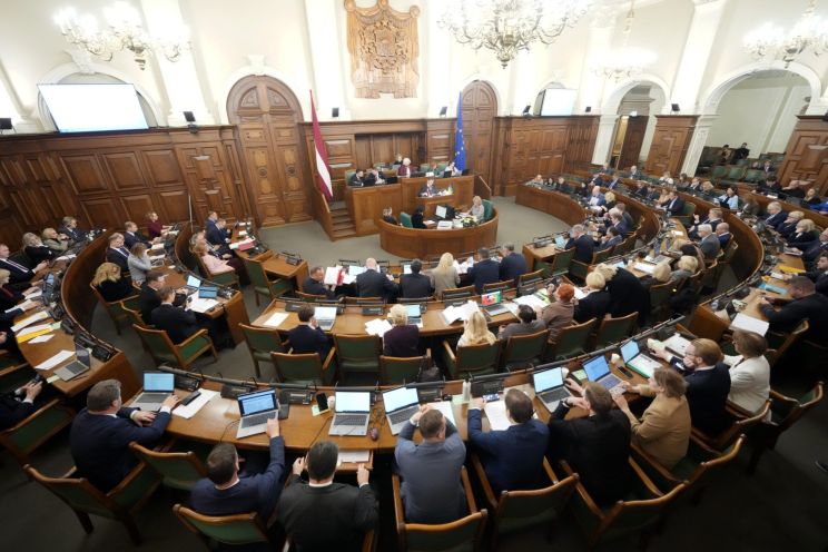 Attēls rakstam: Mazāk deputātu - lielāks budžeta ietaupījums? Savākti paraksti par Saeimas deputātu skaita samazināšanu līdz 70
