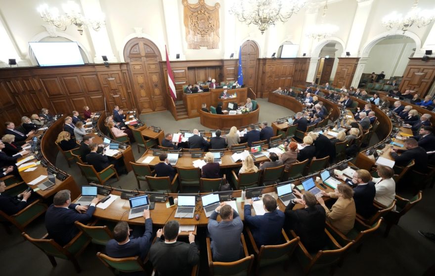 Mazāk deputātu - lielāks budžeta ietaupījums? Savākti paraksti par Saeimas deputātu skaita samazināšanu līdz 70