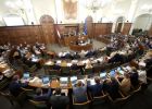 Attēls rakstam: Mazāk deputātu - lielāks budžeta ietaupījums? Savākti paraksti par Saeimas deputātu skaita samazināšanu līdz 70
