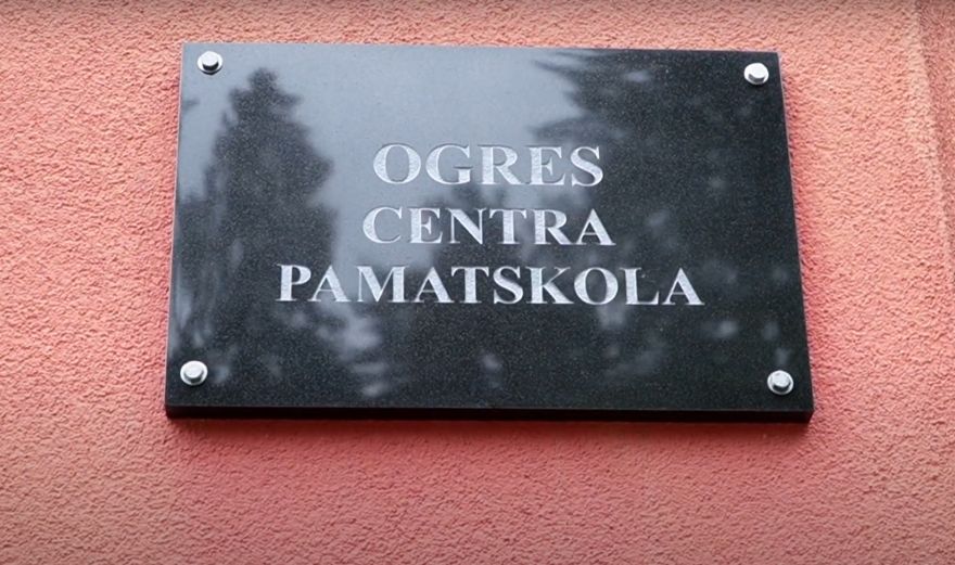 Atklājot "Čē čē čempionātu", Ministru prezidente pasniedz pateicības rakstu Ogres Centra pamatskolas direktorei